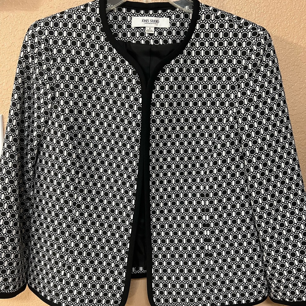 Jones Studio two piece blazer and skirt suit set.